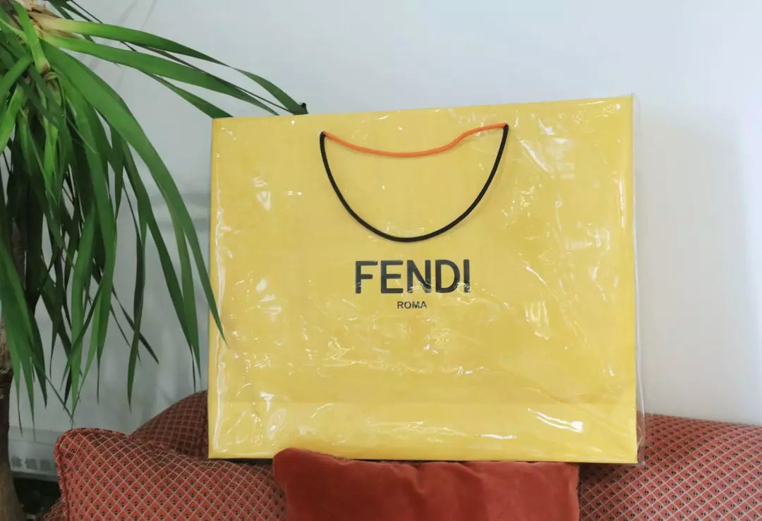 废旧纸袋如何做收纳包包,大牌纸袋斜挎包包改造教程