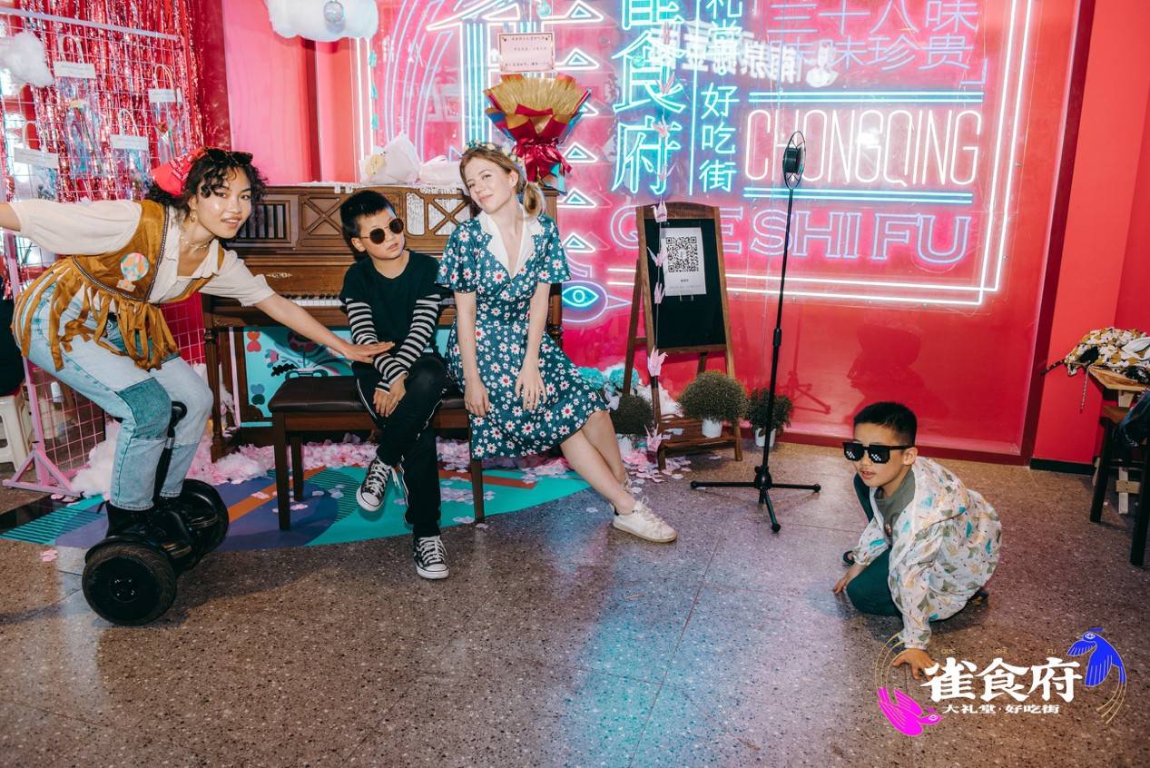 五一重庆路人偶遇岳岳雀食府时光打卡重返80年代