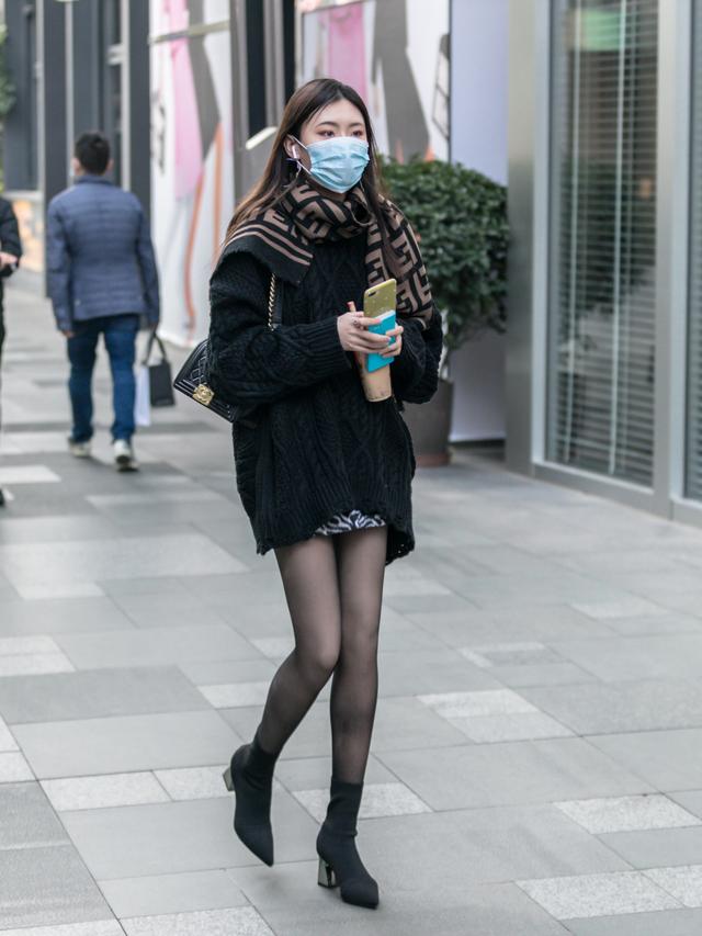 今冬流行这样穿短靴加肉色裤袜,短靴穿搭技巧女