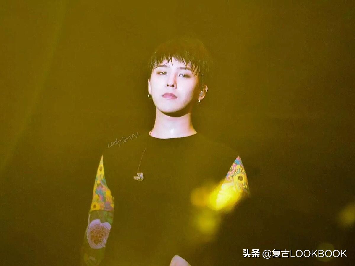 gd权志龙最新时尚排名,gd权志龙蓝色西装白匡威