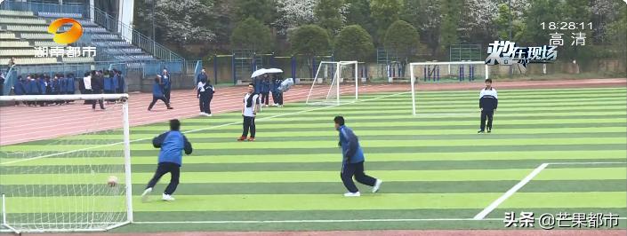 飞来一只足球！十二岁小男孩伸手阻挡，结果