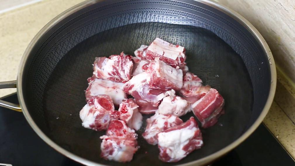 炖煮排骨汤需要什么调料,煨排骨汤什么时候放盐肉容易烂