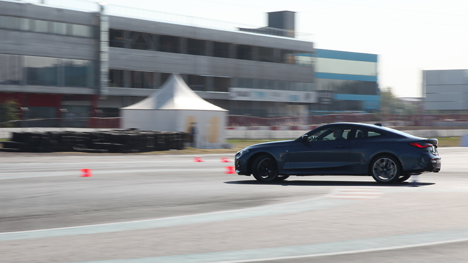 全新一代宝马4系最新消息,最新款宝马一系试驾感受