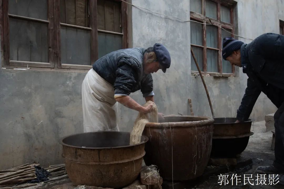 山东漏粉条的过程视频,漏瓢式粉条制作技术视频