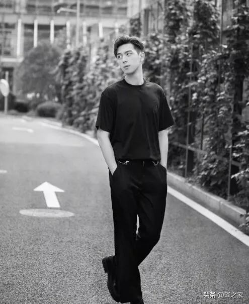 马上就要七夕了，现男友李现再传好消息！网友：人红资源多