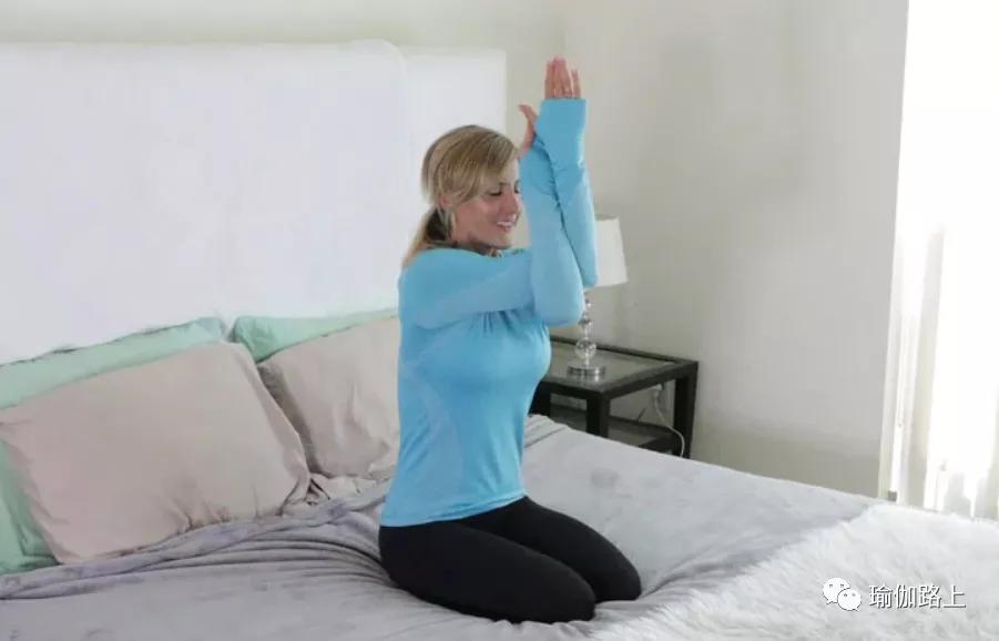 头脑昏沉不清醒犯困想睡觉怎么治,床上晨起瑜伽简单动作