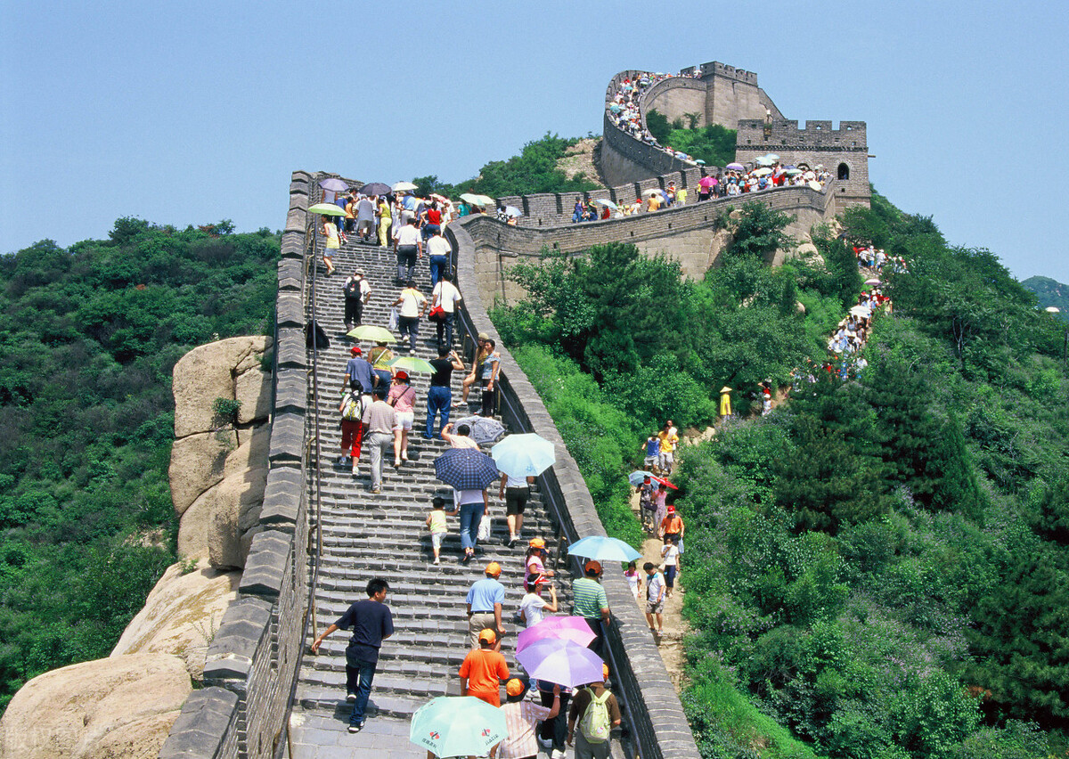 站在长城上的感受100字,站在长城上眺望