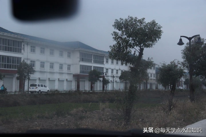 摸黑赶水晶原料交易早市去晚一晚人影都找着了