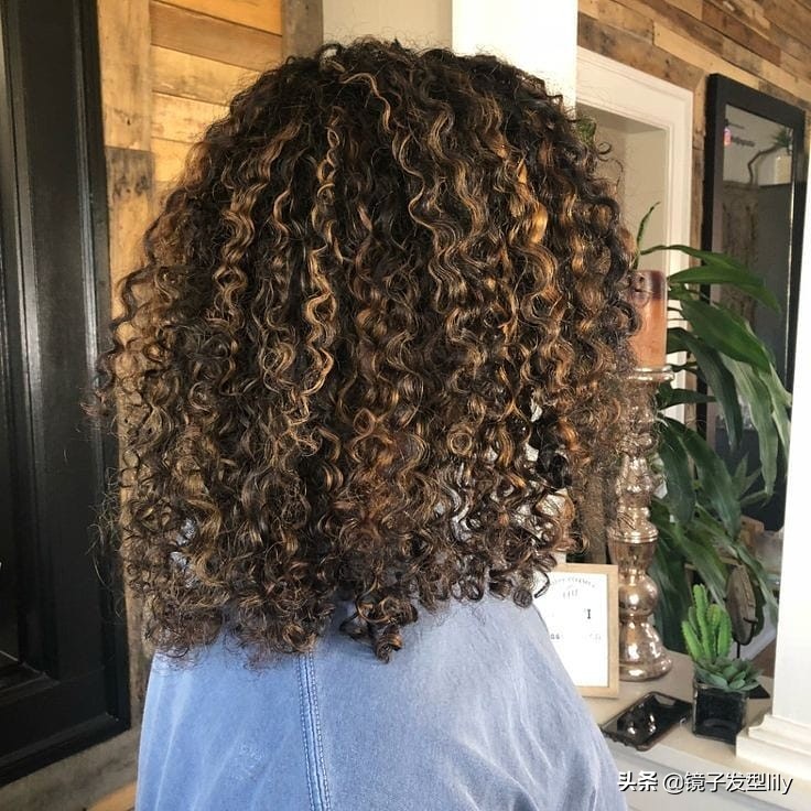 全头烫小卷好看吗40岁,今年流行的发尾烫小卷