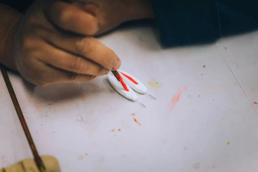 非遗守艺人｜他把泥“玩”出了花样，让有400年历史的老北京兔儿爷也跟上时代