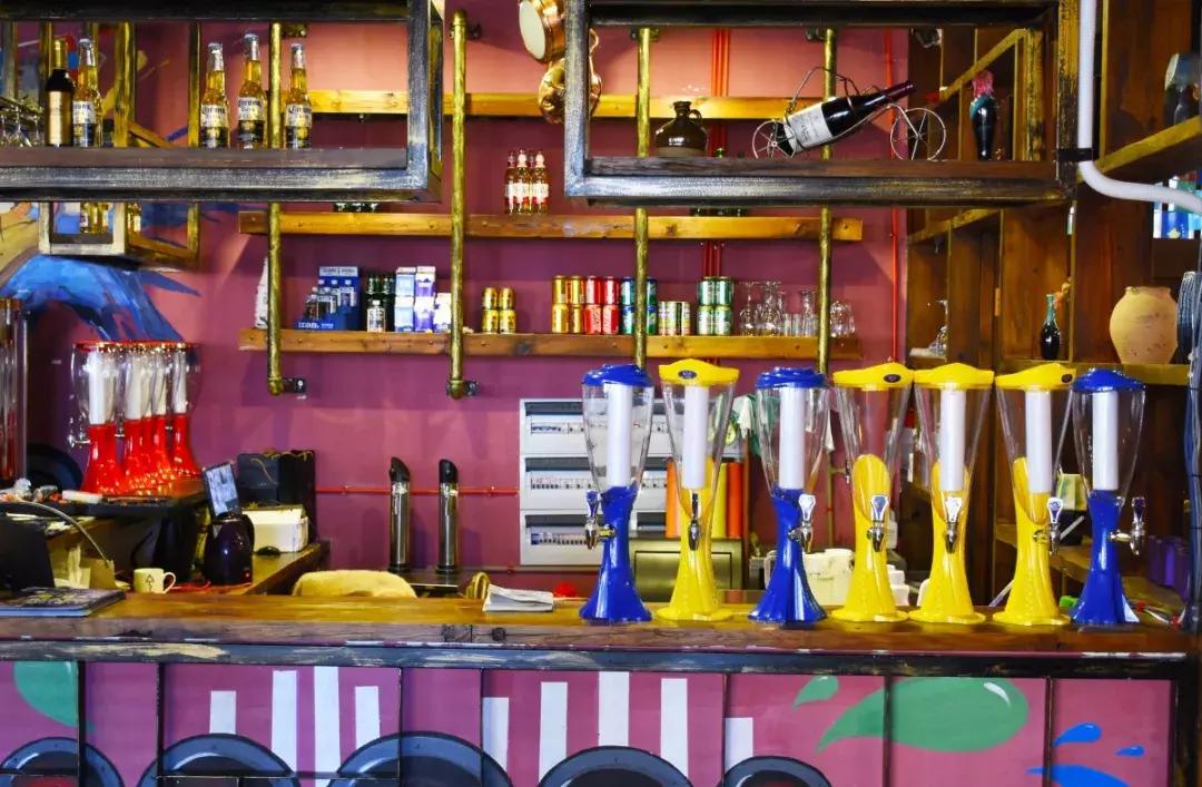 撸着串听着歌,这家火爆曲靖的BBQ才是你啤酒、烧烤的圣地!