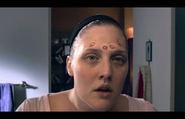 女孩变成橡皮人的电影,女孩的身体像橡皮泥