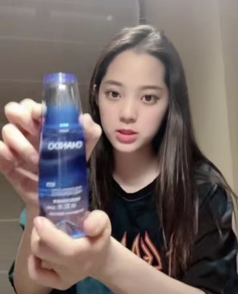 欧阳娜娜大方晒化妆品,欧阳娜娜国产爽肤水