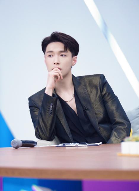 刷微博容易手滑怎么办？张艺兴告诉你答案，杜华学着点