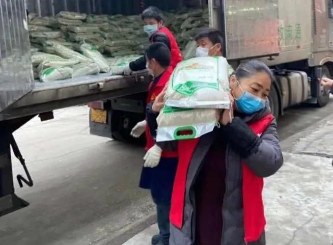 战疫故事坚守一线的美丽身影,武汉战疫中关于她们的故事