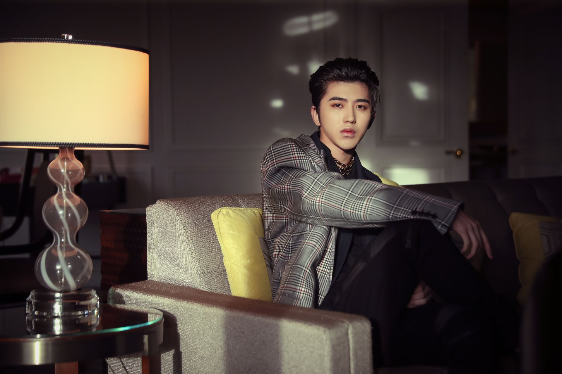 复古西装任由你学，一准帅出绅士范儿，蔡徐坤气质不错呦