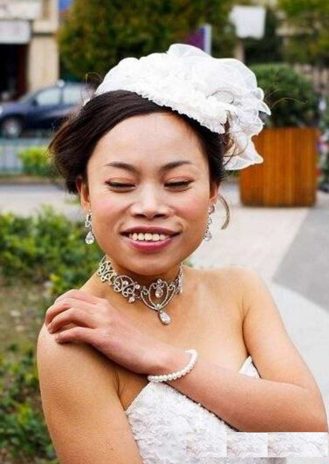 从国内教师到国外修脚师，美国疫情风暴下，凤姐如今怎么样了？