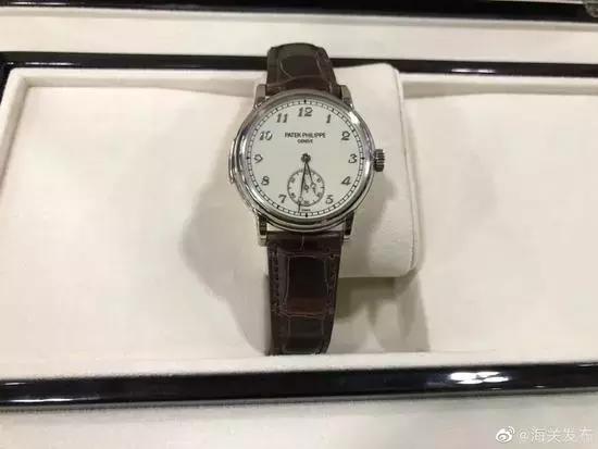 275万的百达翡丽戴手上，包装盒藏行李箱，游客智闯海关，结果