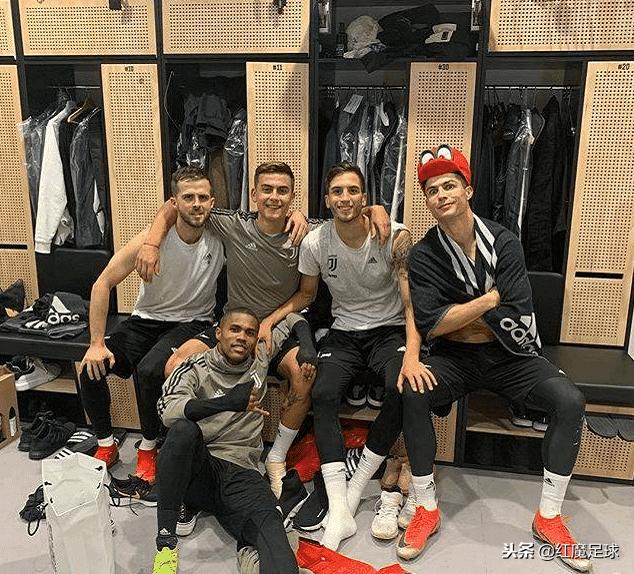 球星欢乐多？巴洛特利扮演女装大佬！C罗卖萌抢镜！