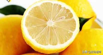 在家做鱼,但是鱼腥味很难去掉,加一点点柠檬,鱼肉不腥也鲜美