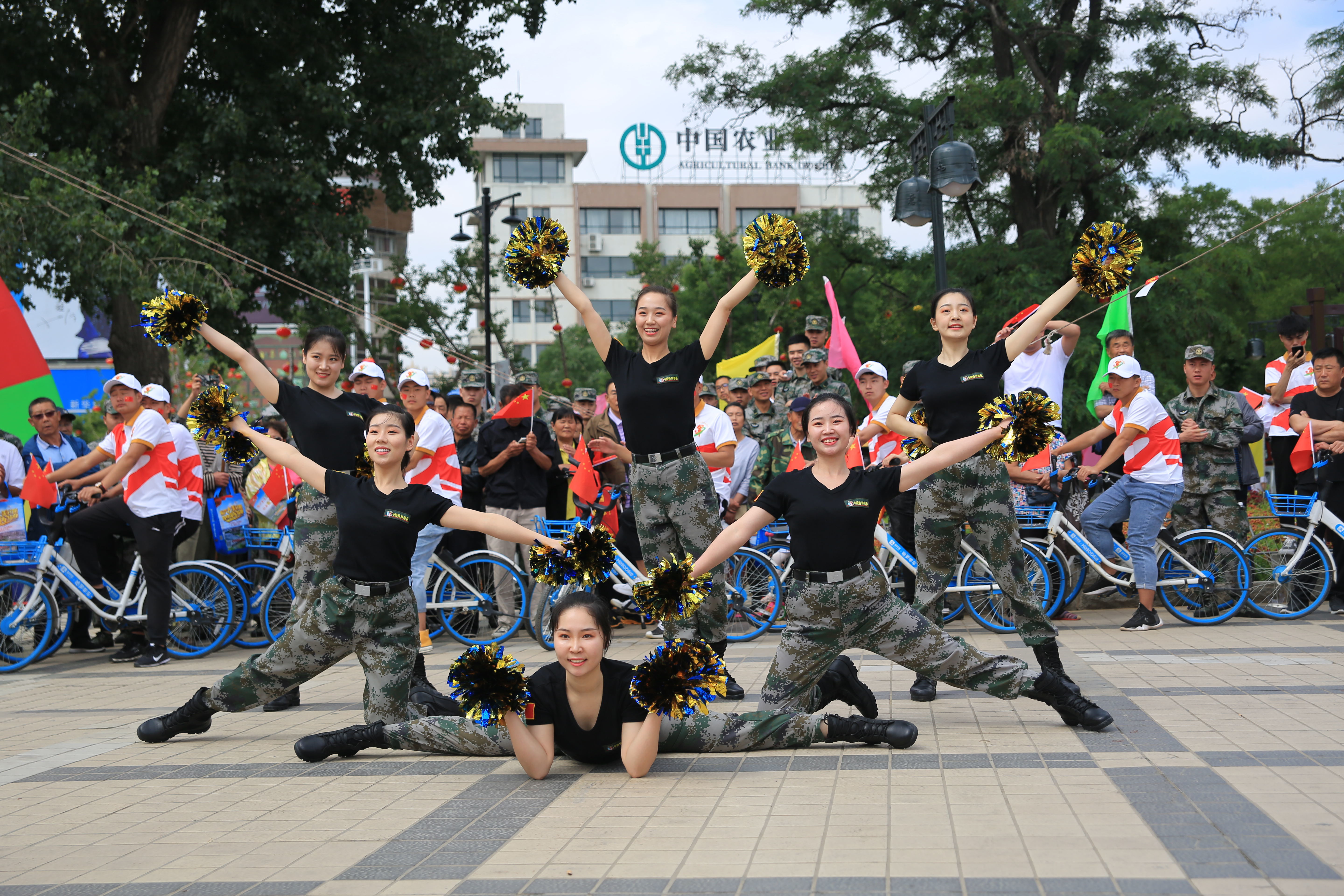 辽宁沈阳：广场“快闪”掀起参军热