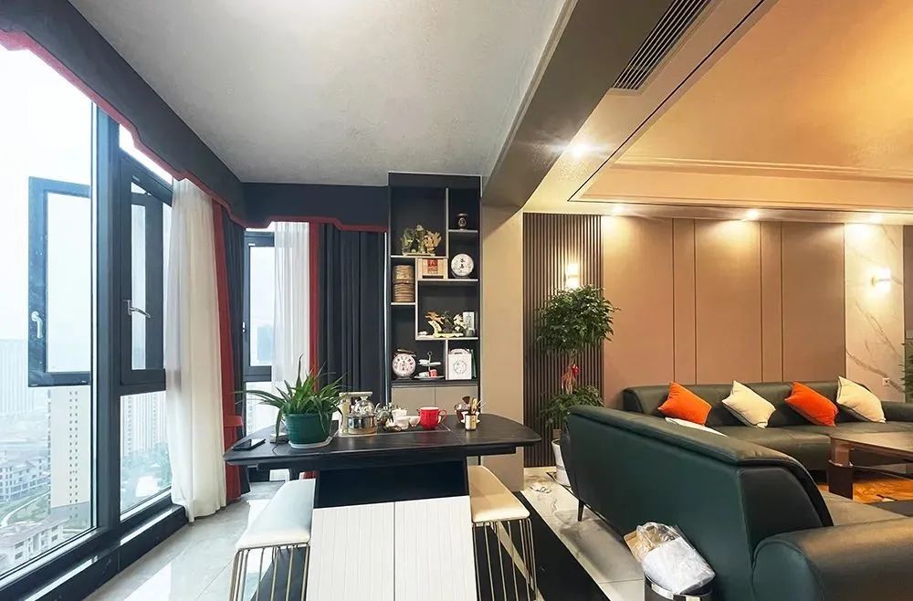 阳台改成小卧室凸出来的,阳台改成衣帽间和办公区