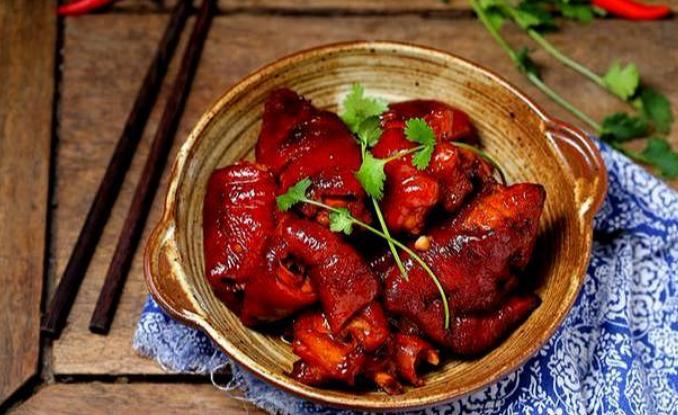 猪蹄炒糖色总容易糊?小火慢炒色泽才红润!入味又有嚼劲