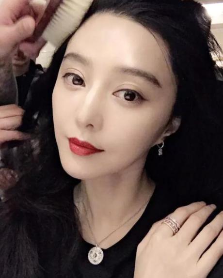 38岁范冰冰护理有妙招,敷面膜还不忘护理脖子,颈纹真的很抢镜