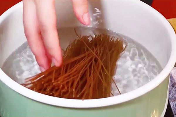 朝鲜冷面正宗做法汤汁配方,朝鲜冷面酸甜口做法