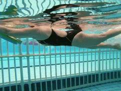 游泳腿怎么浮起来不沉下去,游泳时腿总往下沉是啥原因