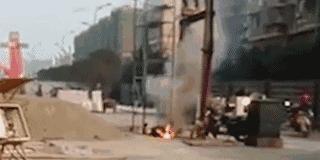 男子触电浑身抽搐倒下成功自救,触电事故及现场自救