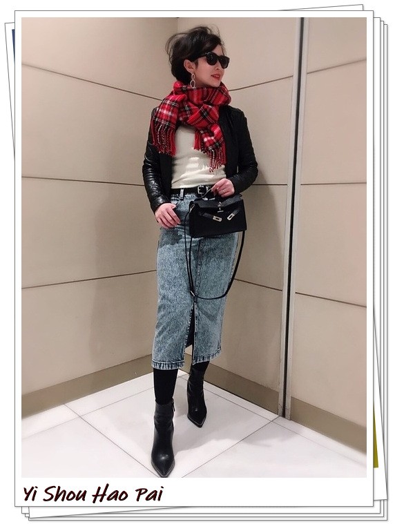 深色格纹围巾搭配啥颜色衣服,红色格纹围巾系法