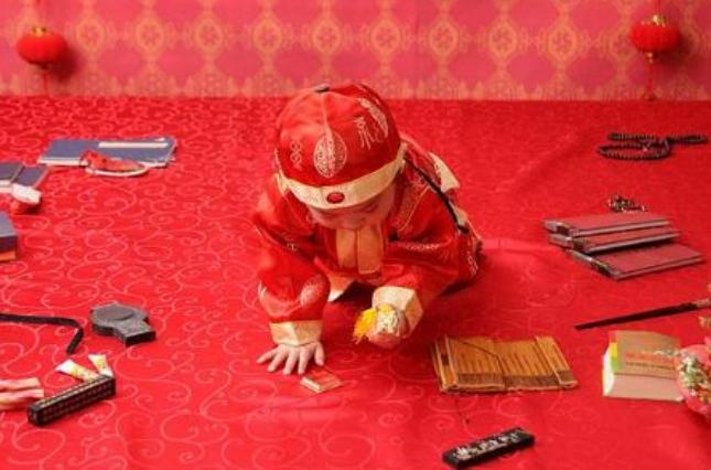 宝宝抓周扔远点,宝宝抓周抓爷爷的手