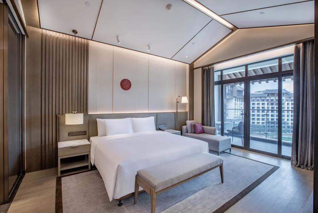 刚刚，两家万达酒店同时开业！她们坐落湖心，相当有范儿