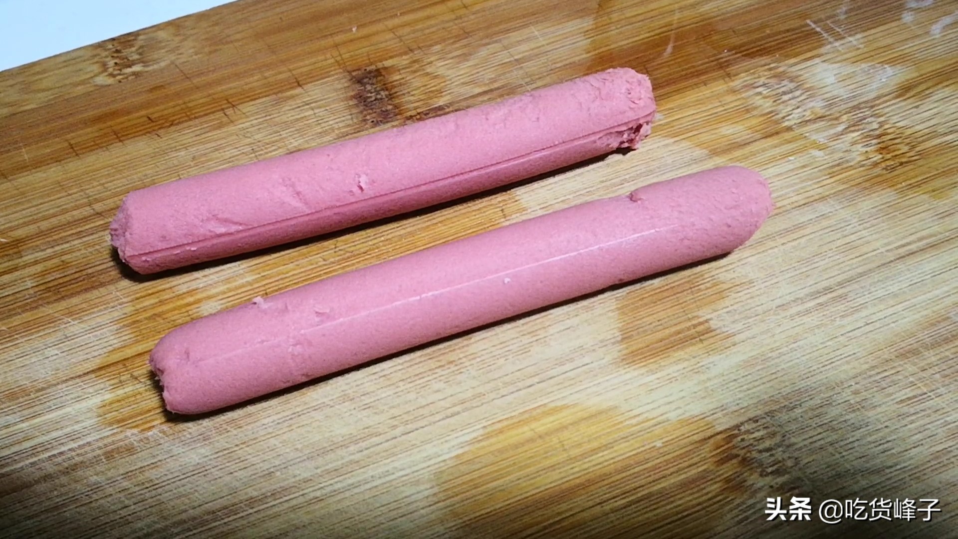火腿肠有个小机关一碰就开,火腿肠封口有机关轻轻一拉就开