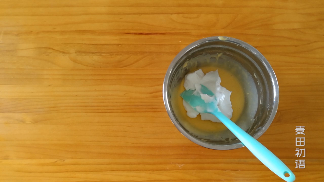 戚风蛋糕要怎么做才不会塌陷,做的戚风蛋糕底部总是凹进去