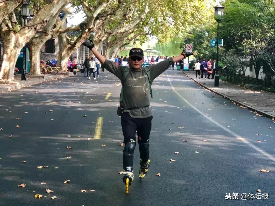 大叔脚踩轮滑在西湖边“翩翩起舞”,6得飞起