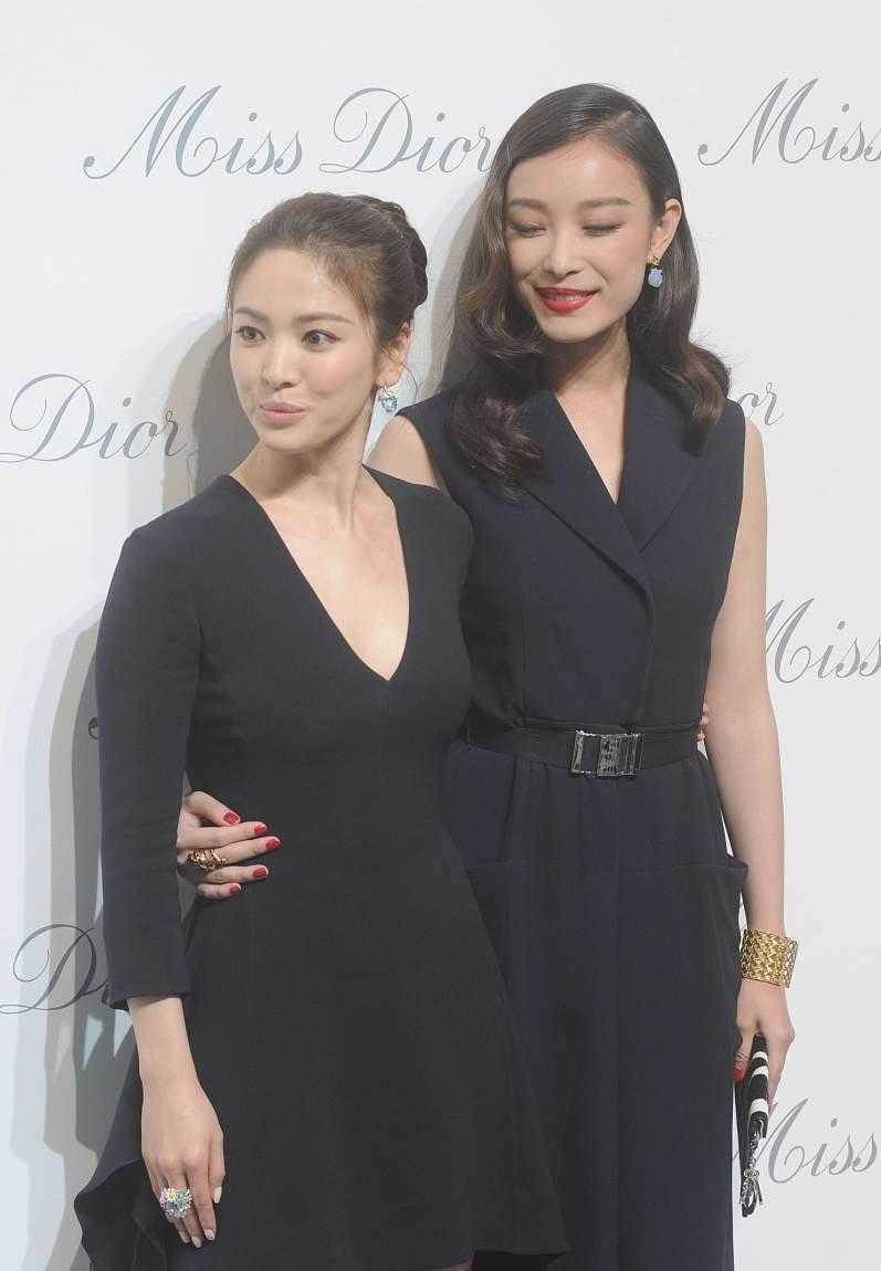 宋慧乔穿格子短裙显知性美,宋慧乔黑色连衣裙领奖