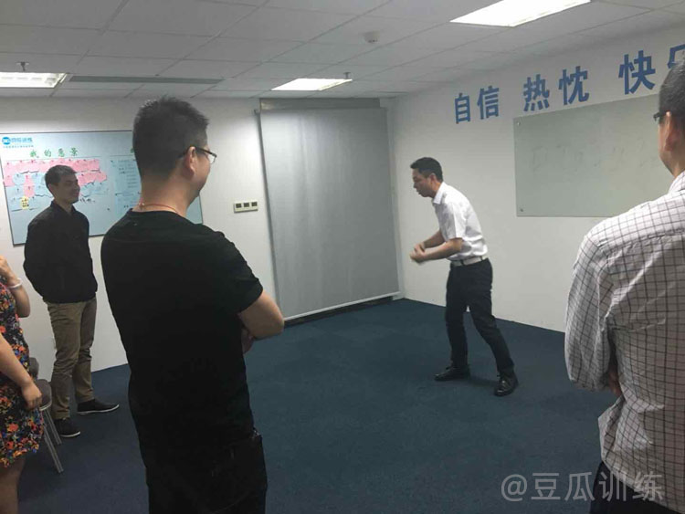 如何克服面对众人发言紧张心理,如何让孩子克服考试紧张的心理