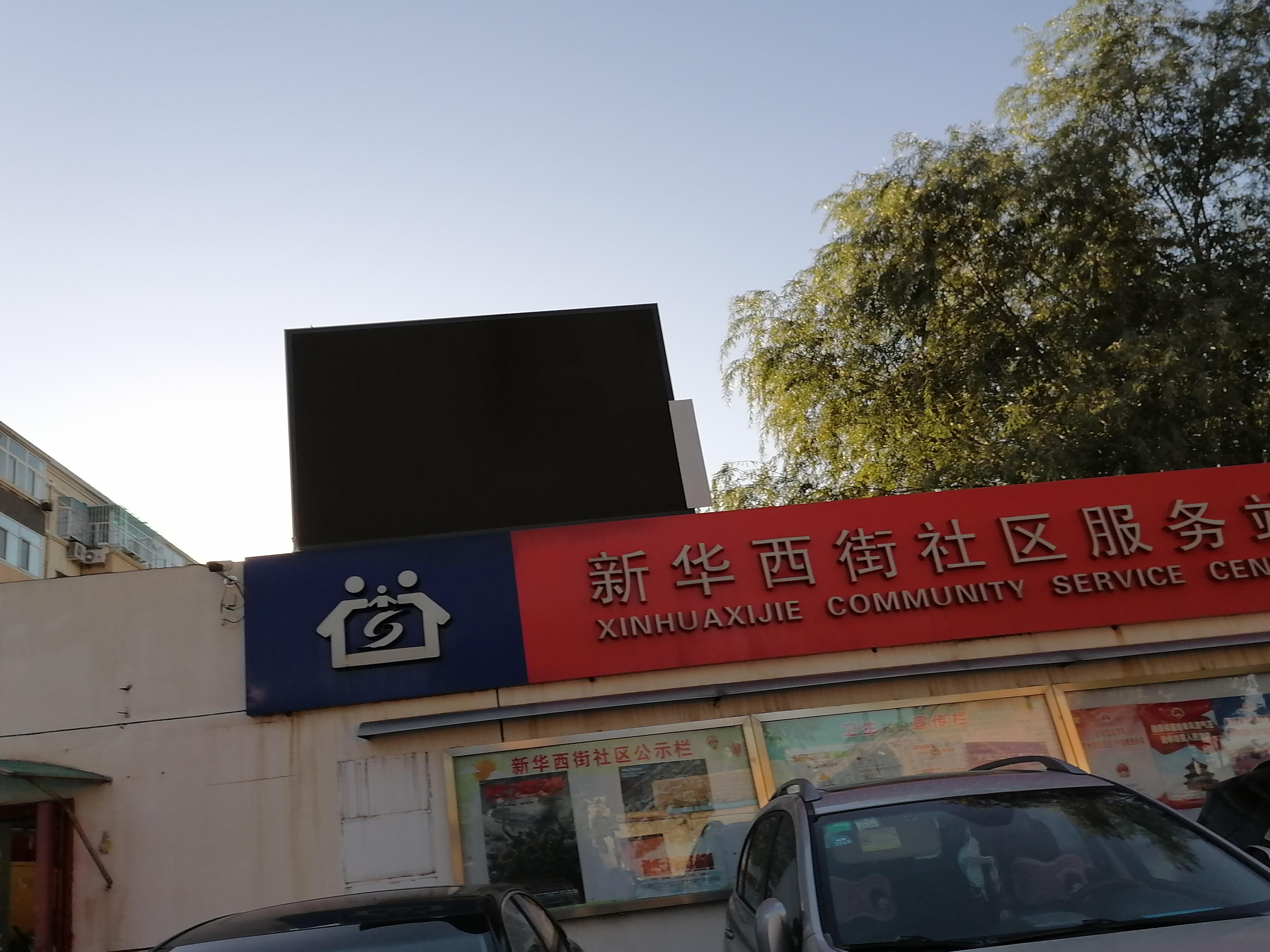 在孤独和痛苦中摸索前行,一个人在黑暗中摸索前行