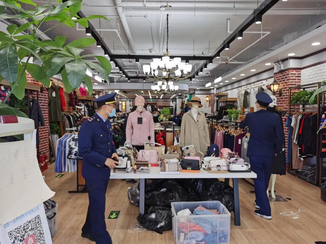 严打商标侵权！西城区市场监管局查获一批假冒知名品牌服装