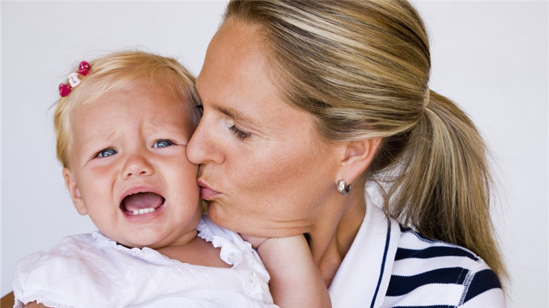 宝宝被烫伤妈妈安慰哭了,小孩被烫伤妈妈怎么办