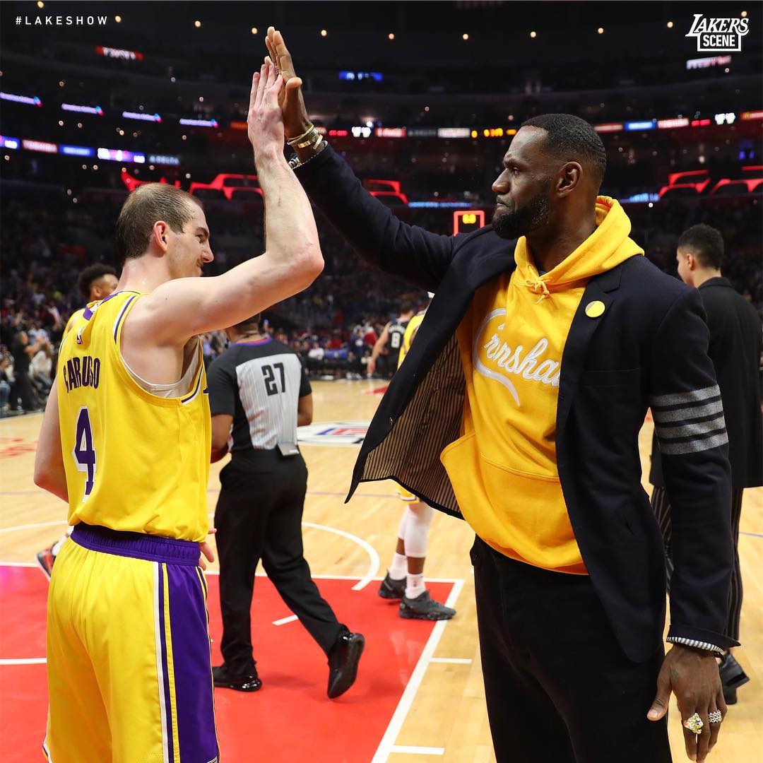 罗志祥女友坐在詹姆斯身旁让人羡慕，老詹公开招募自由球员加盟