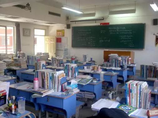 俩男的。一个高冷。一个逗比