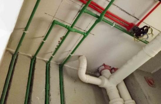 楼上私自把阳台改成卫生间怎么办,楼下把阳台存水弯改了违法吗