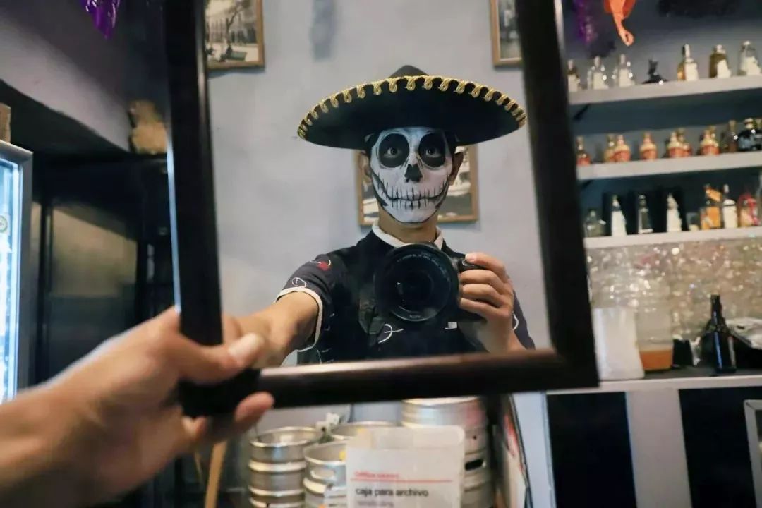 他一人一车环游五大洲，遭连环抢劫，却看见最美的风景