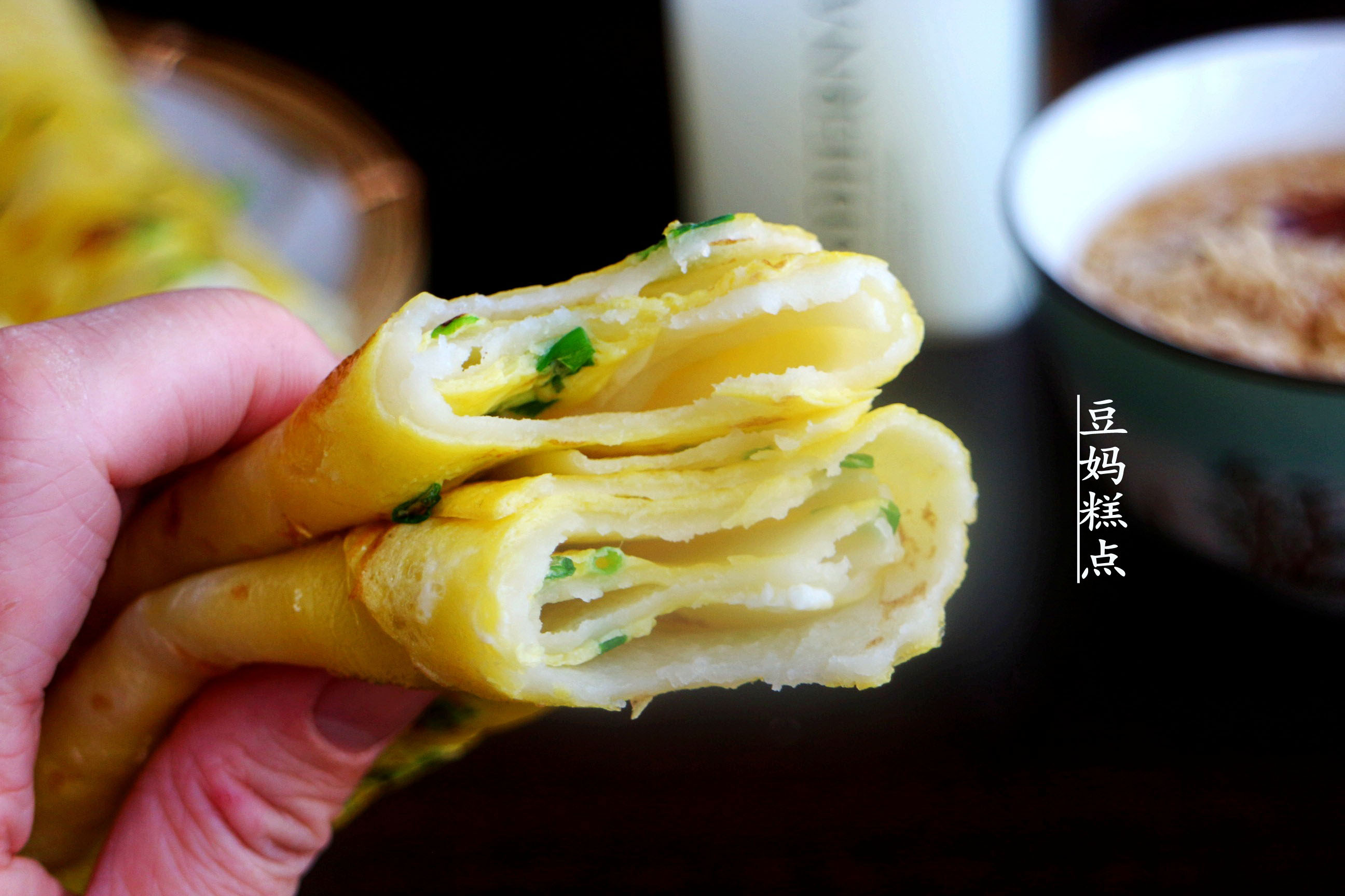 手不沾面大厨教你做早餐鸡蛋饼,手不沾面做葱花鸡蛋饼