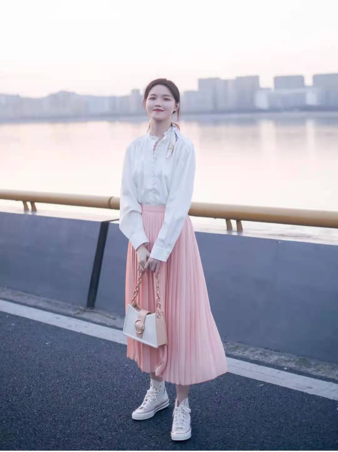 墨绿色百褶裙搭配什么上衣,银灰色百褶裙搭配什么上衣