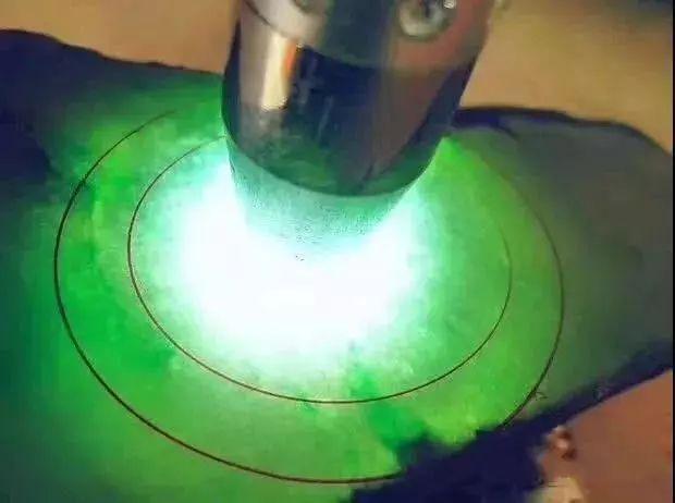 缅甸莫湾基翡翠手镯特点,缅甸大马坎翡翠原石特点及价格