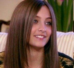 2009年，因父亲杰克逊去世遭受“非议”的帕里斯，今22岁卷土重来